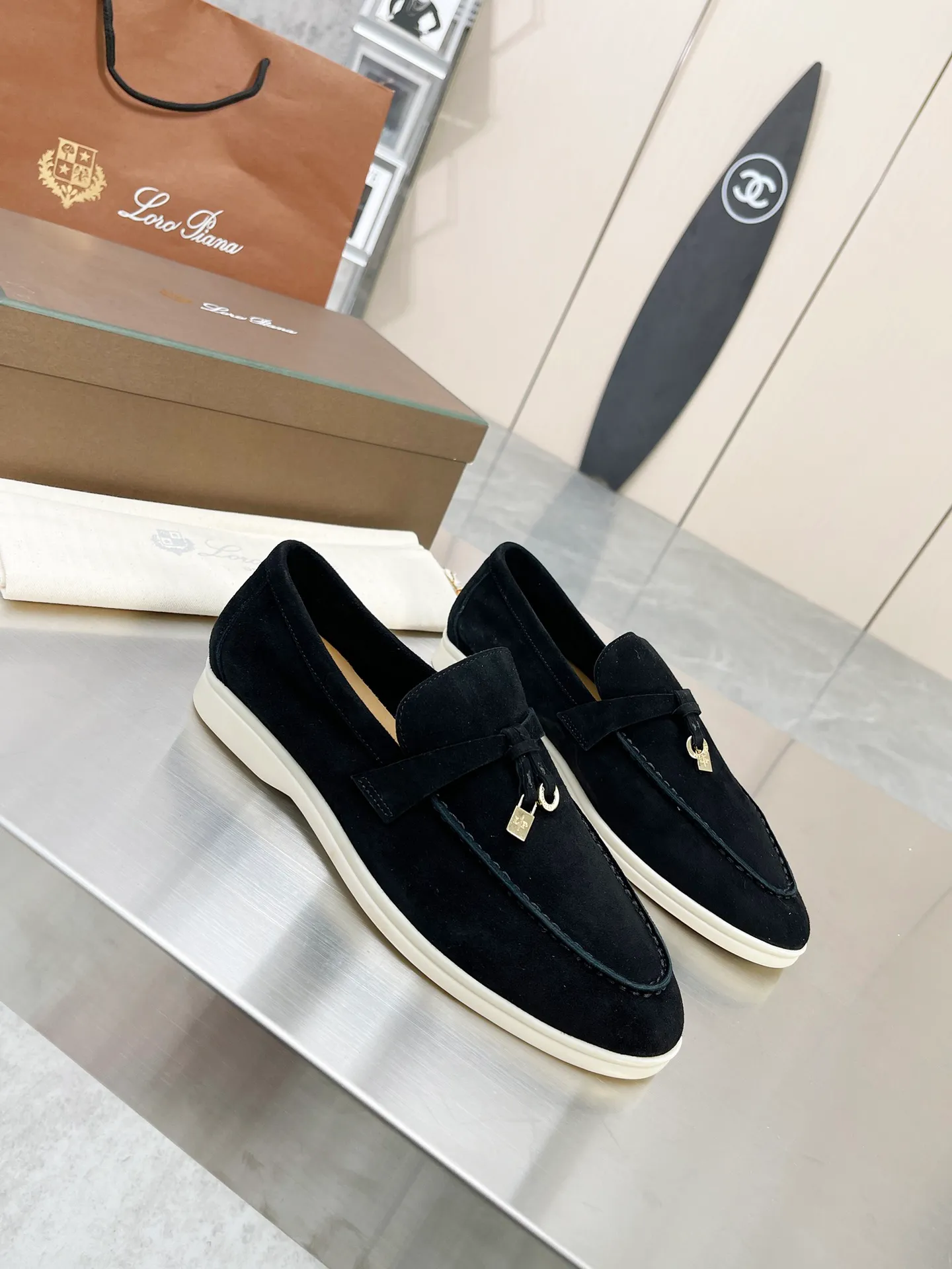 👟👟Ex-factory price 480👟👟 Women's clothing Loro iana nuoyoupanya 👟👟Ex-factory price 40👟👟Ex-factory price 4👟👟Ex-factory price 4 New colors added, classic lock style, girls' favorite, it is said that your feet will not get tired after walking for a long time, I wonder if you have tried it! It feels like you are stepping on clouds. It does not scratch your feet at all. It is comfortable, handsome and low-key. It is the same style for men and women. The upper is semi-handmade. Size: Women's size 35-4👟👟Ex-factory price 4 Men's size 39-46 Upper: 100% imported high mercerized silk.  Inner lining: 100% imported high silk nylon. Insole: 100% imported water-dyed cowhide. Outsole: 100% original. Raw rubber outsole Glue: 100% no glue smell